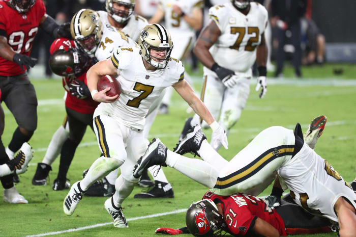 Nov 8, 2020; Tampa, Florida, USA; New Orleans Saints quarterback Taysom Hill (7) runs with the ball against the Tampa Bay Buccaneers during the first half at Raymond James Stadium. Mandatory Credit: Kim Klement-USA TODAY Sports